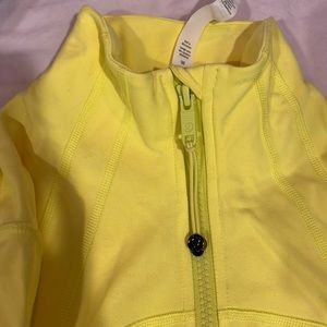 NWOT ✨ Lululemon define jacket in color electric lemon size 6
